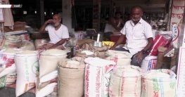 ভরা মৌসুমেও নওগাঁয় অস্থির চালের বাজার, বস্তাপ্রতি দাম বেড়েছে ৪০০
