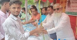 মহাদেবপুরে পরীক্ষার্থীদের মধ্যে ছাত্রদলের শিক্ষা উপকরণ বিতরণ